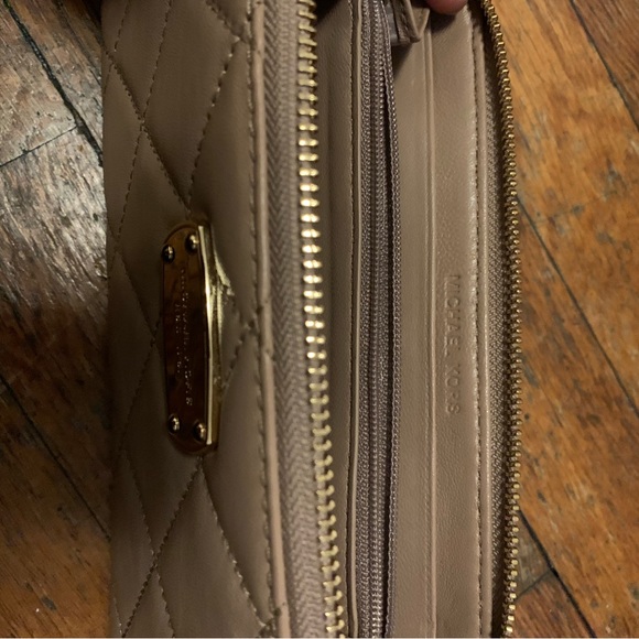 Michael Kors beige quilted wallet - Picture 3 of 3